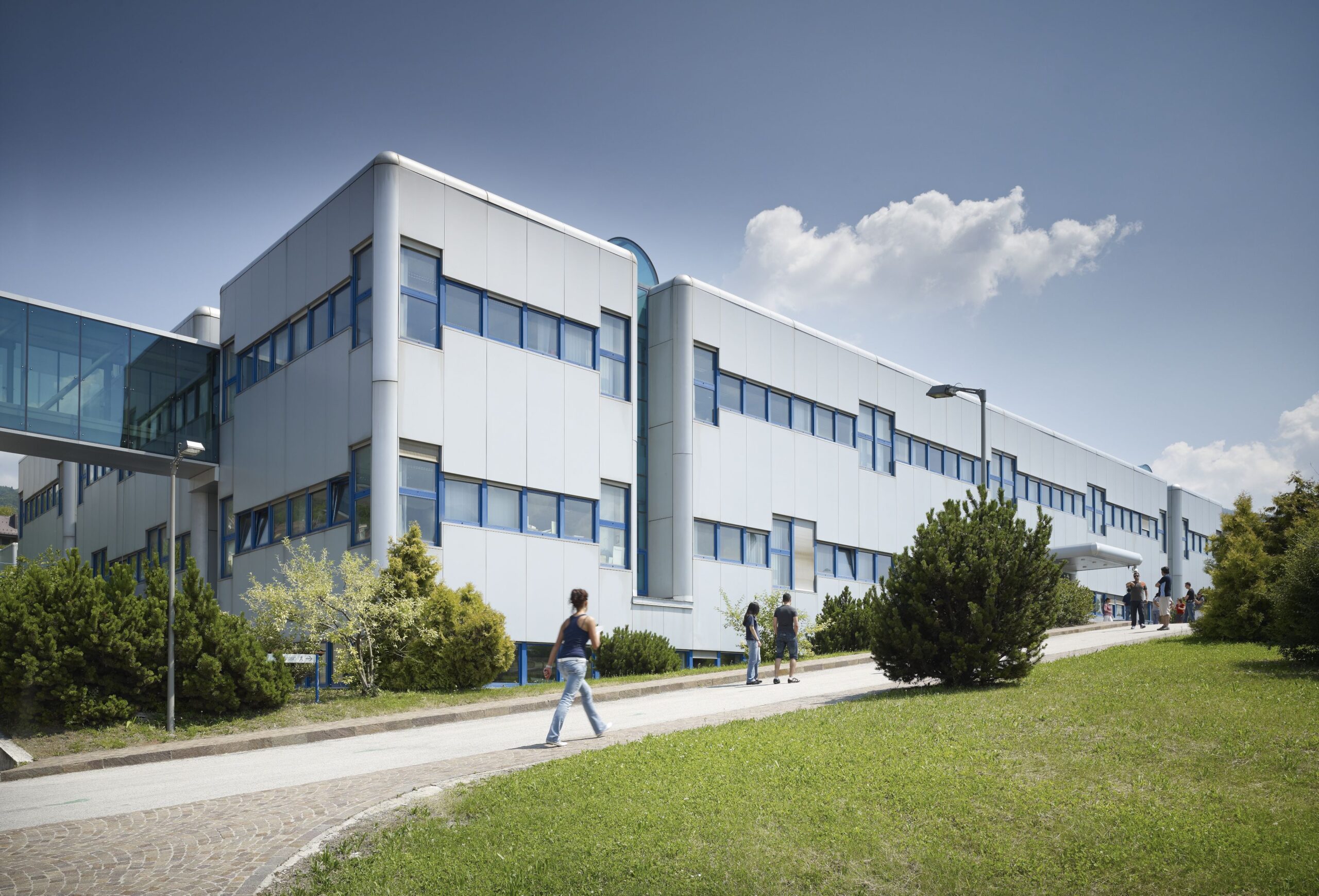 A first step on Silicon Carbide technologies for incoming projects at ...